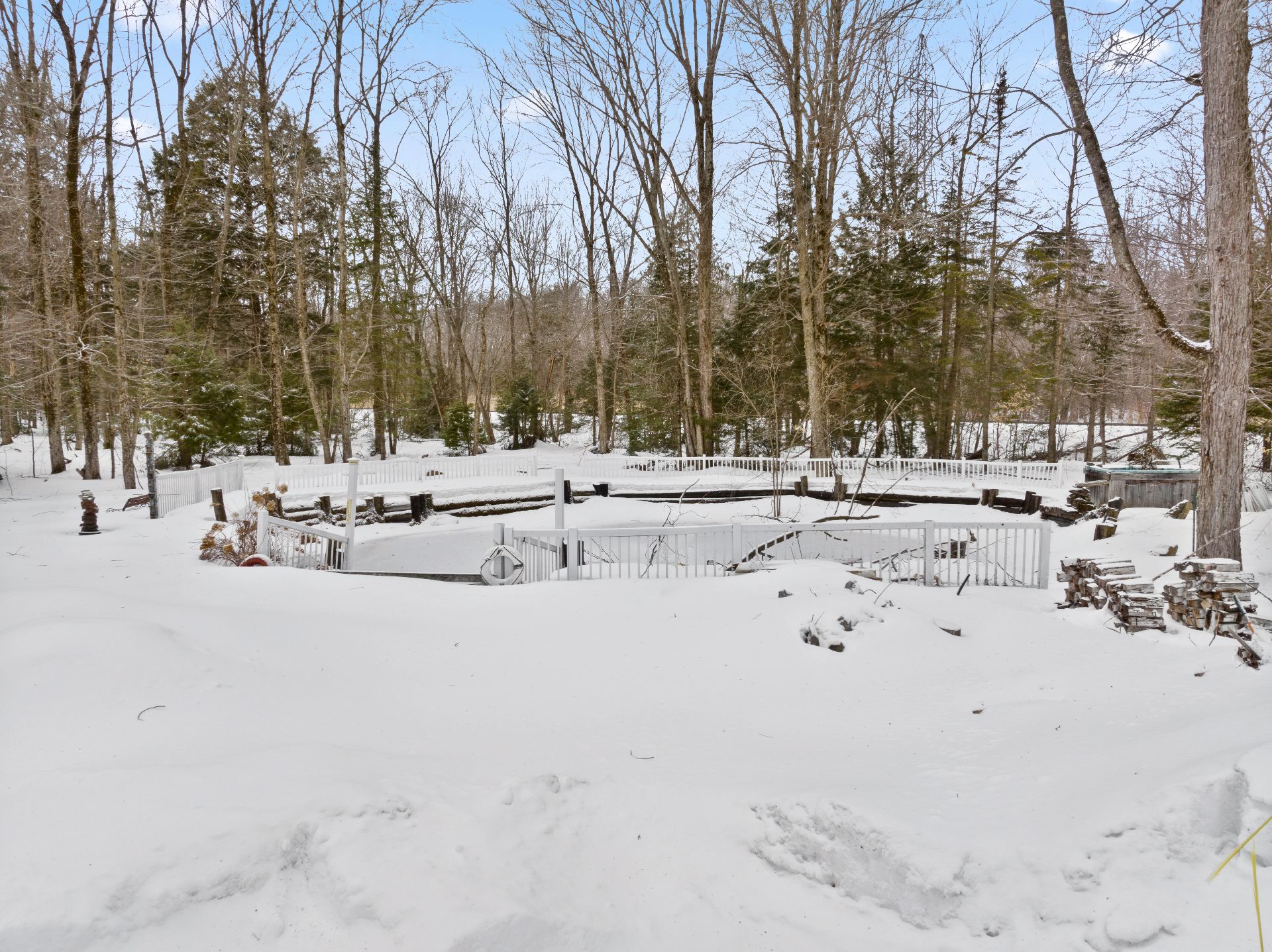 petit lac artificiel ensemencé