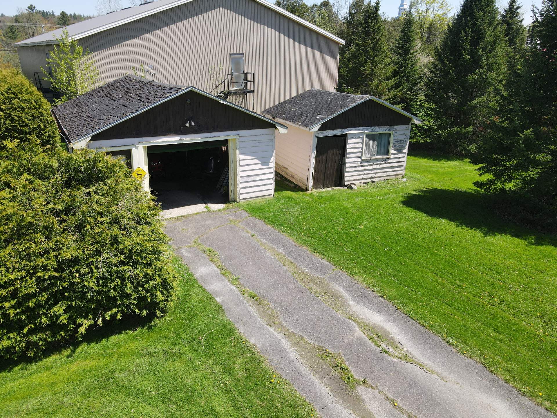 Sur le terrain adjacent à la maison