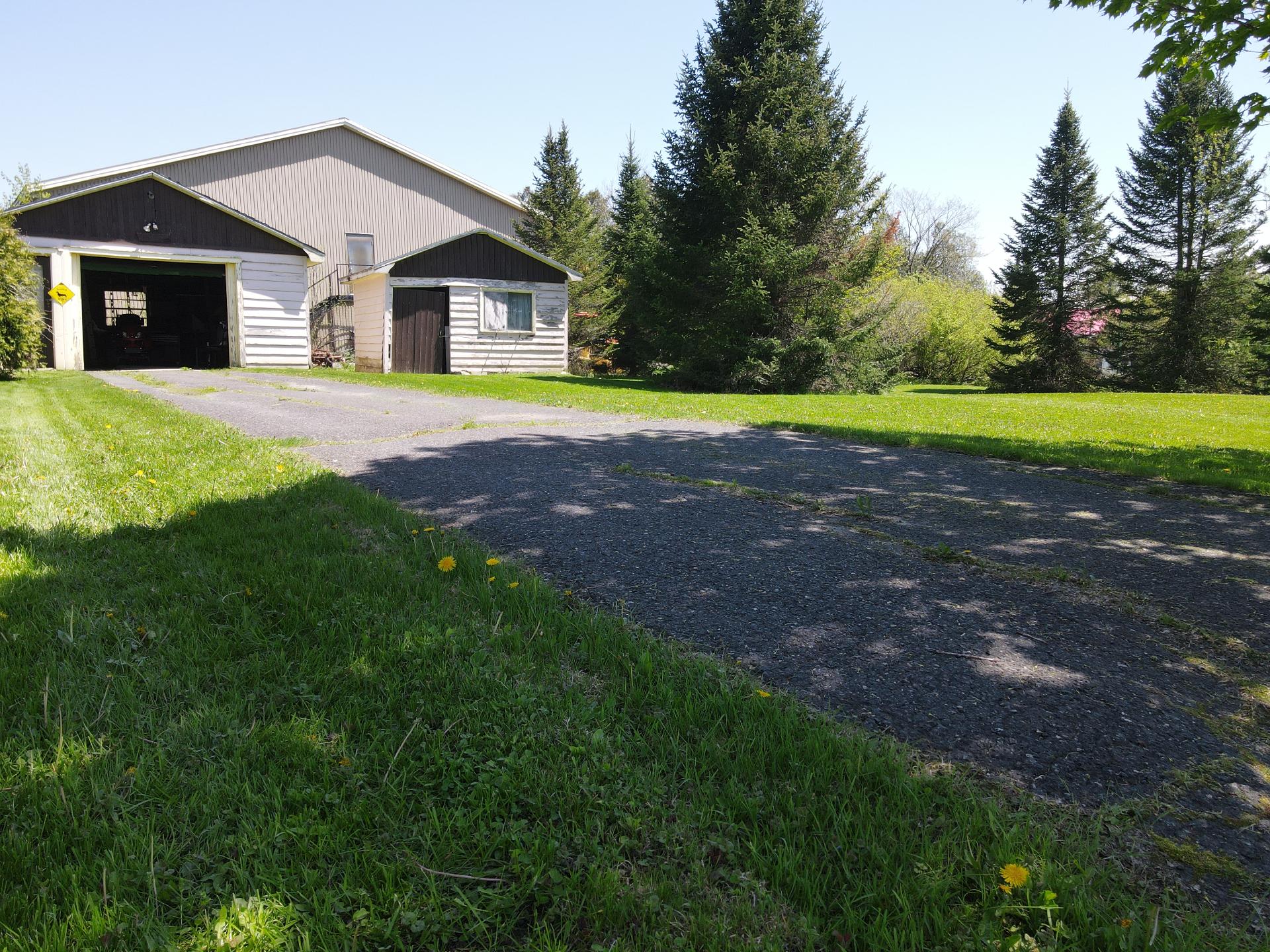 sur le terrain adjacent à la maison