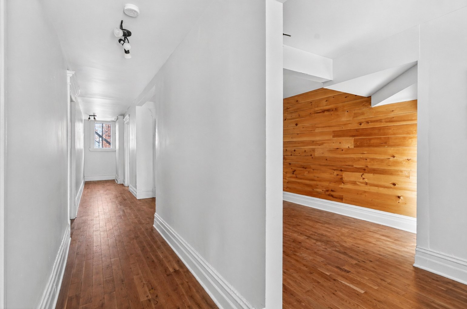 4690 (2e étage) - Loué 1814.50$/mois