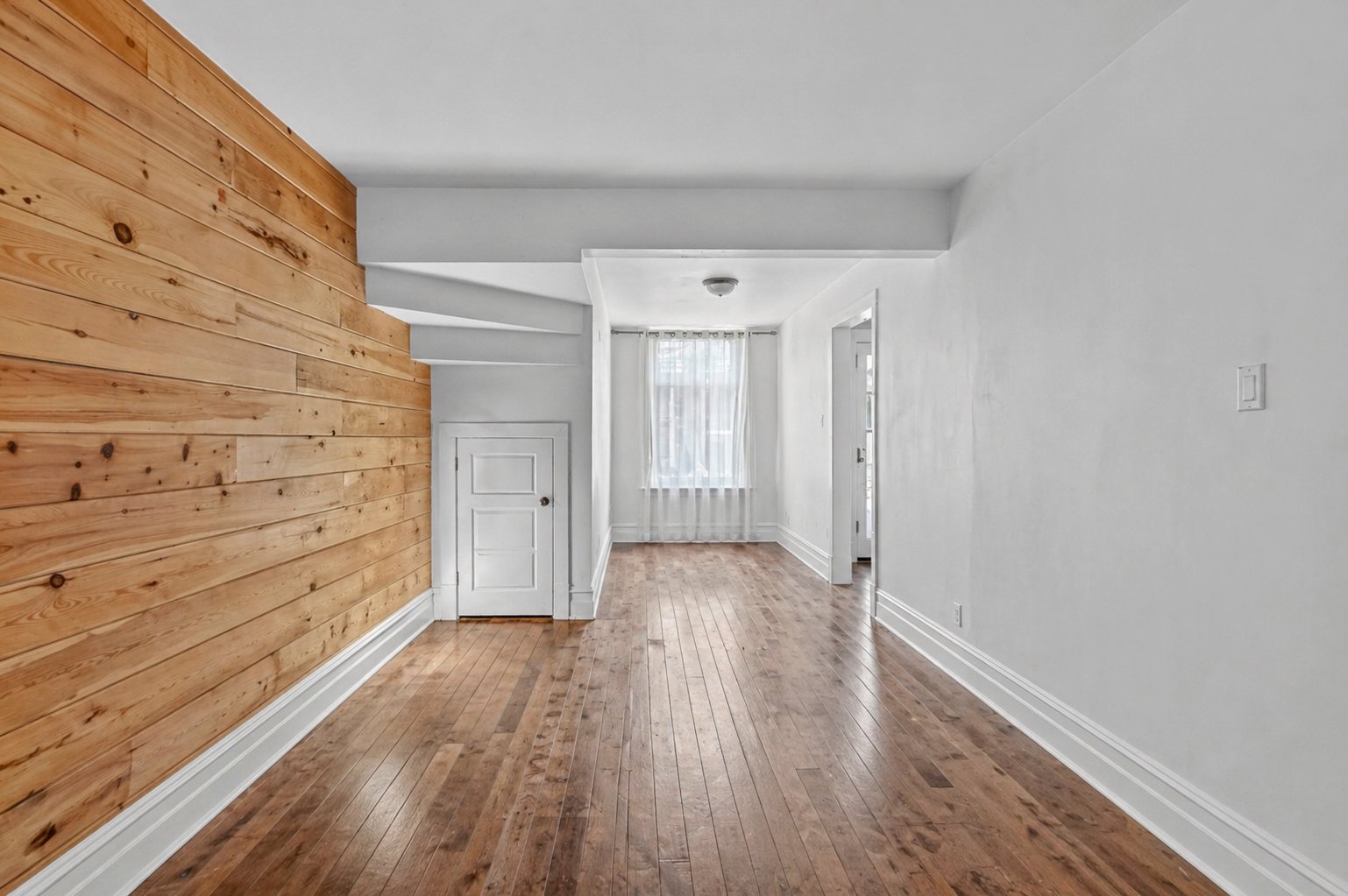 4690 (2e étage) - Loué 1814.50$/mois