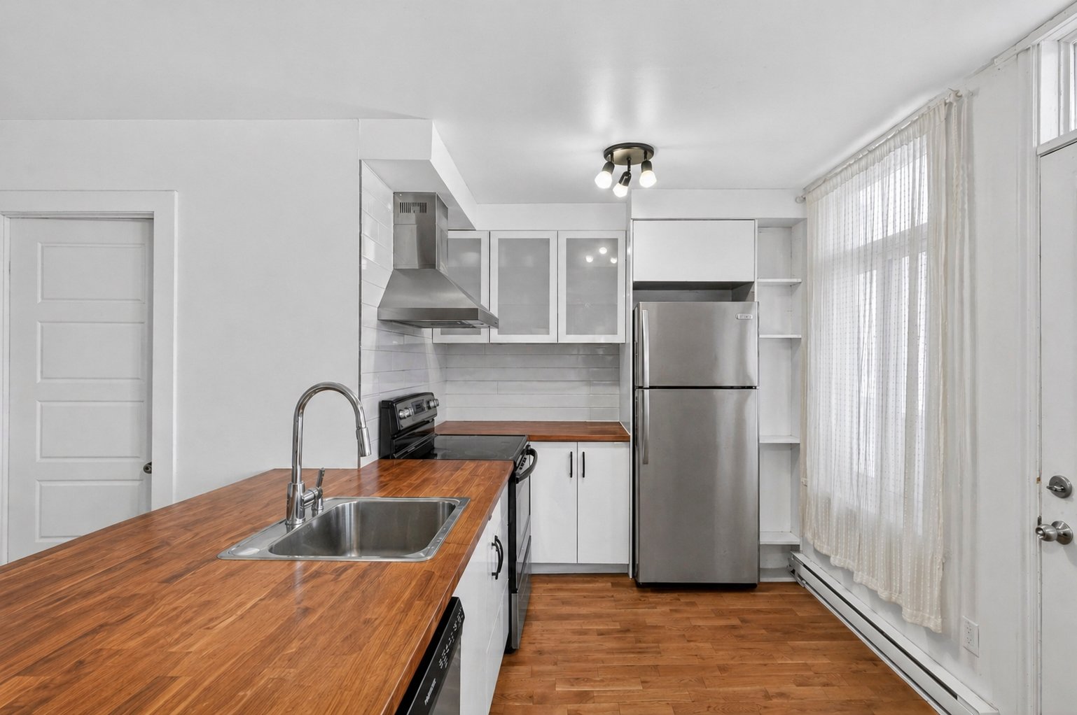 4690 (2e étage) - Loué 1814.50$/mois