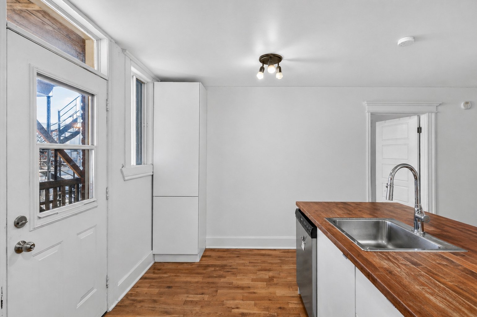 4690 (2e étage) - Loué 1814.50$/mois