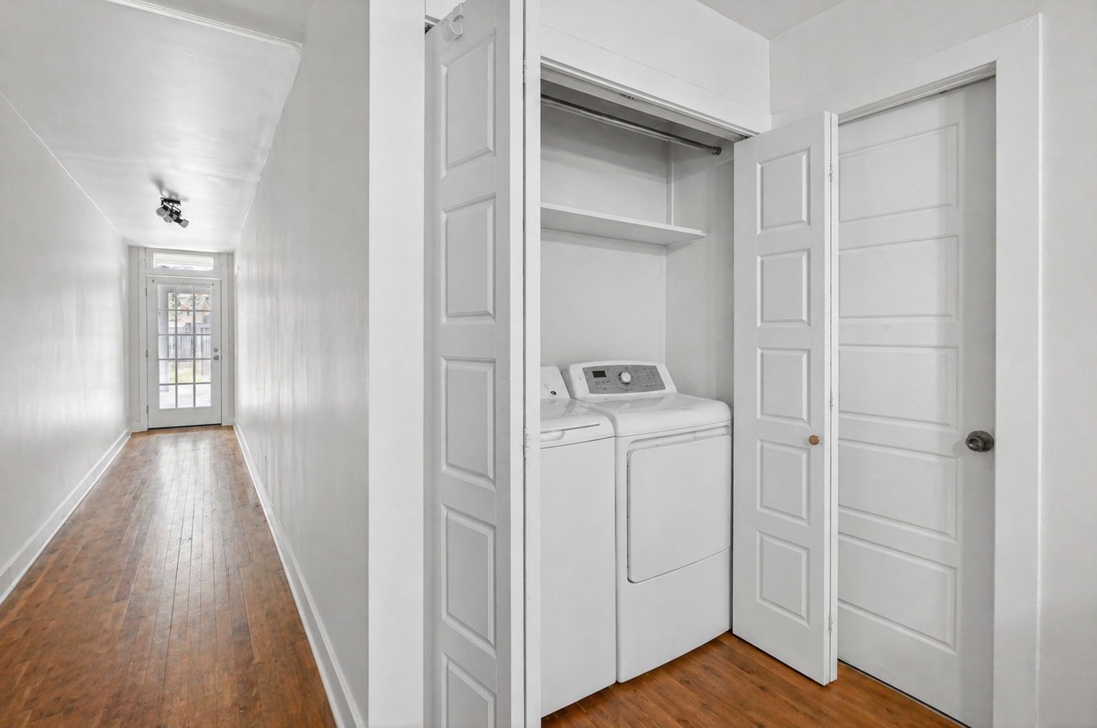 4690 (2e étage) - Loué 1814.50$/mois