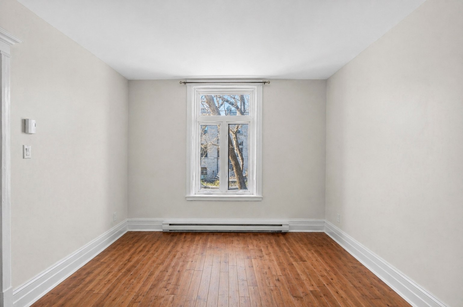 4690 (2e étage) - Loué 1814.50$/mois