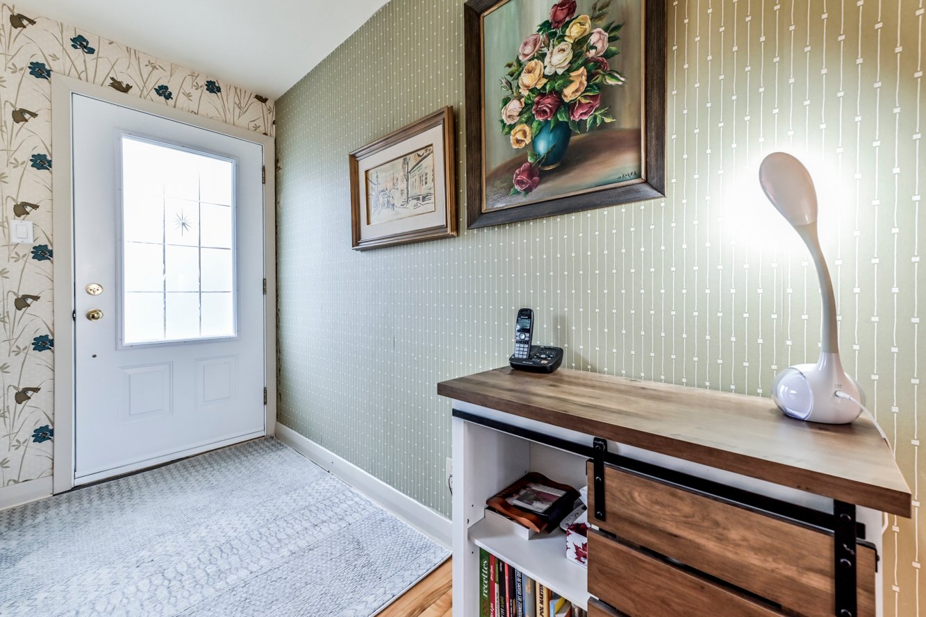 Située à l'avant (une autre porte sur le côté)