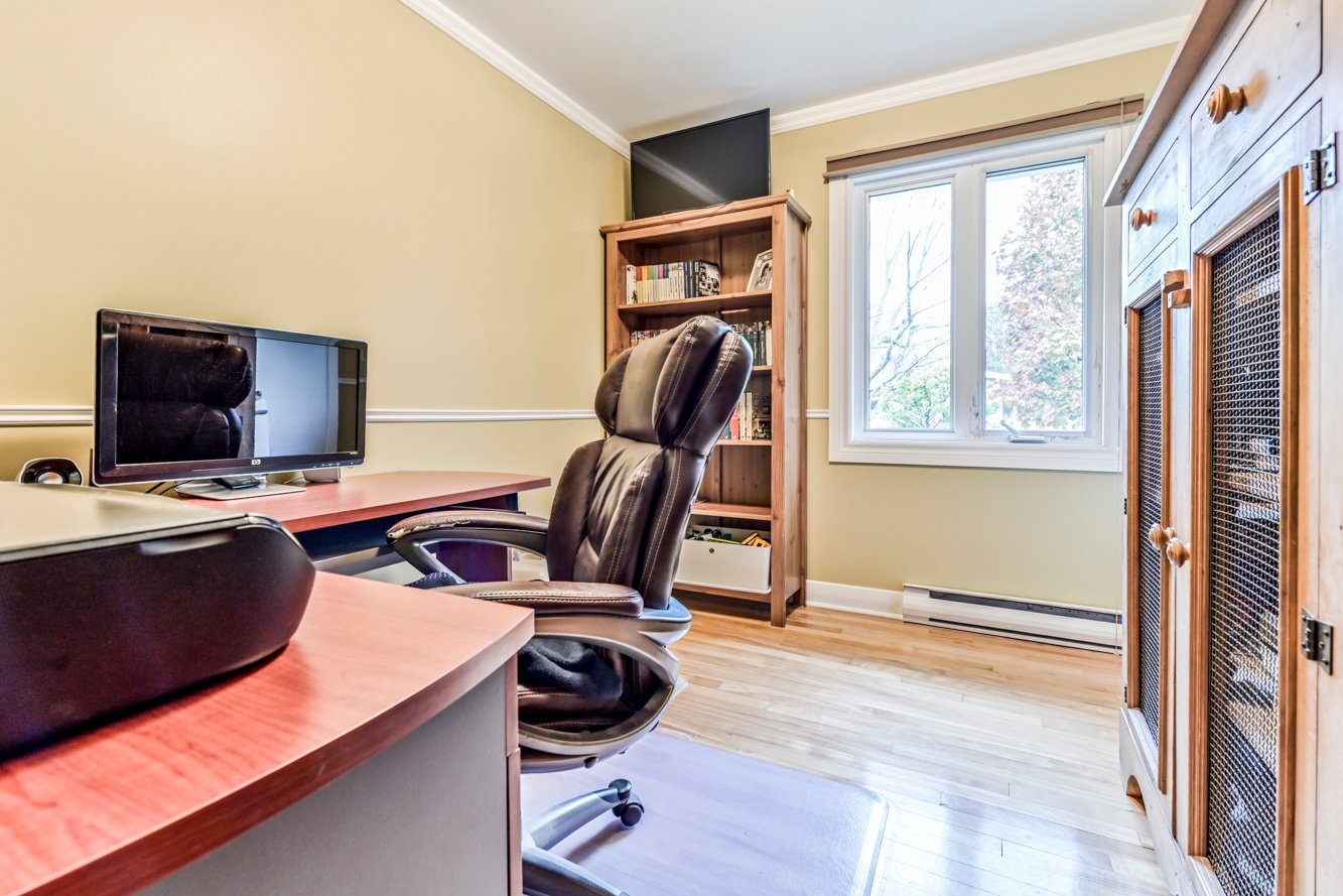 Chambre actuellement utilisée comme bureau