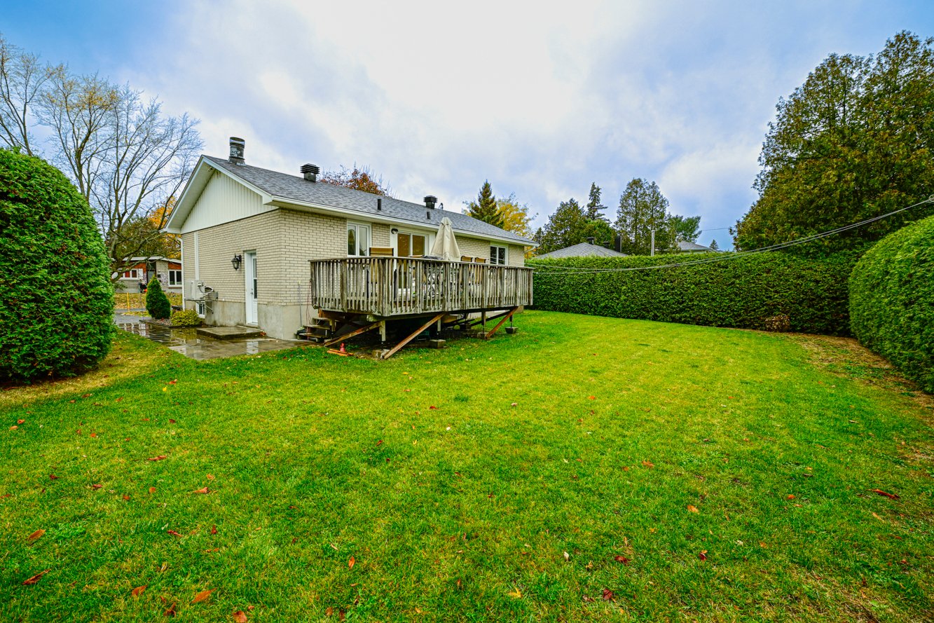 Porte sur le côté de la maison