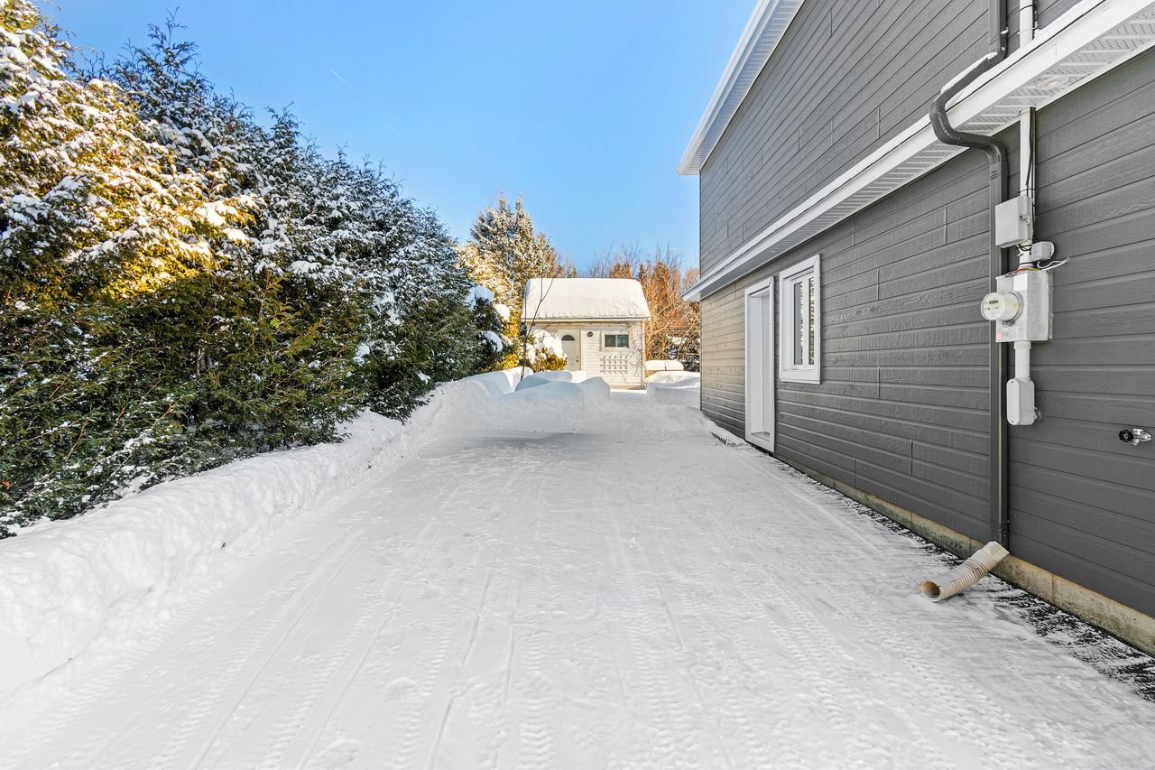 Allée pour remise et cour arrière