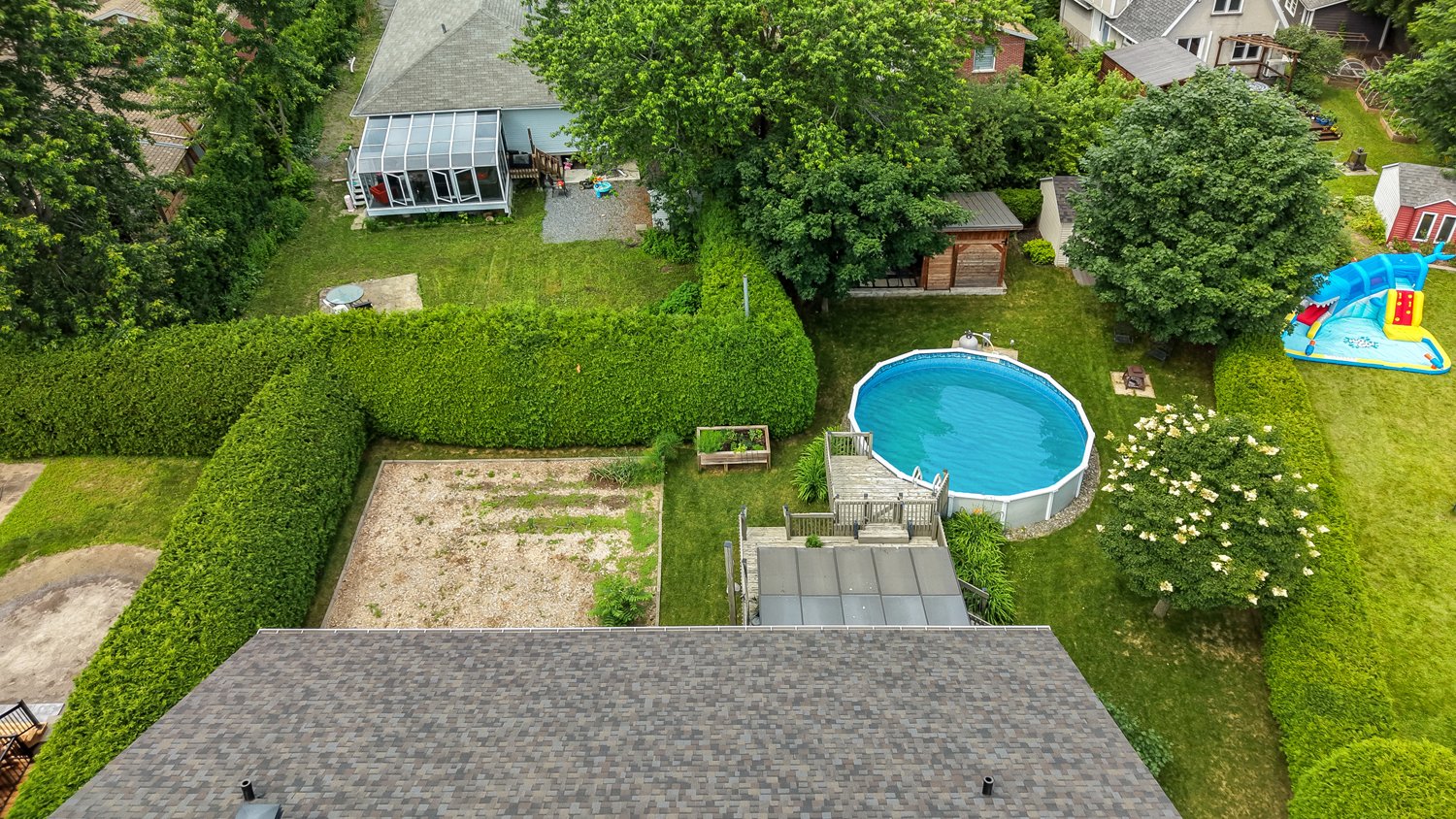 Piscine et jardin.