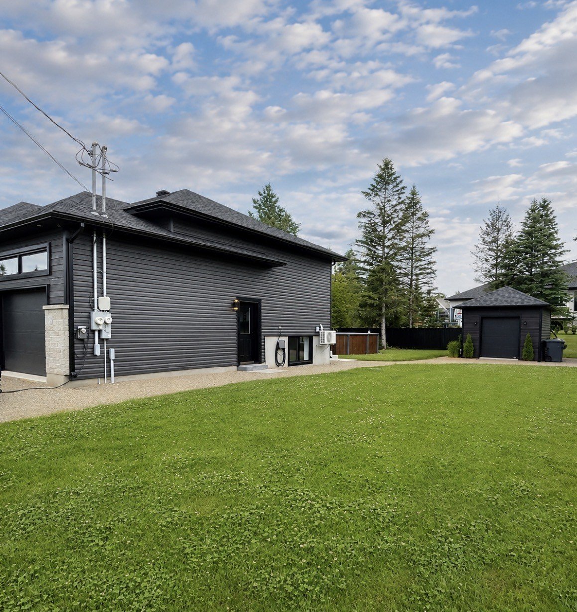 Vue coté garage et piscine