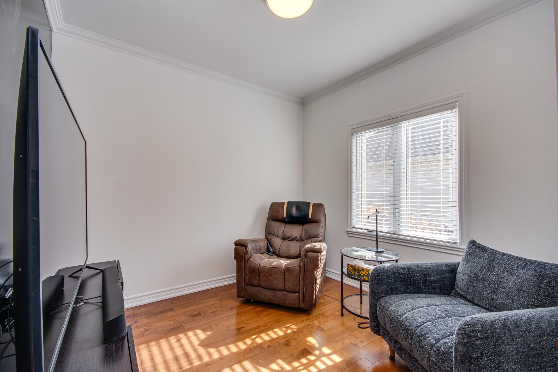 Chambre à coucher servant de petit salon télé.