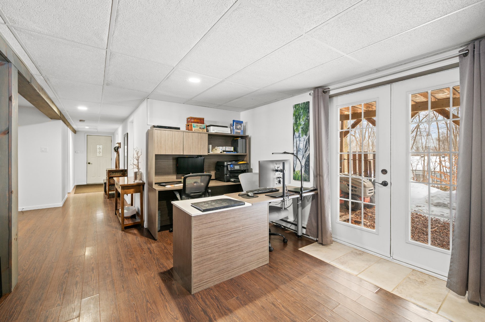 Espace bureau sous-sol. Sortie extérieur.