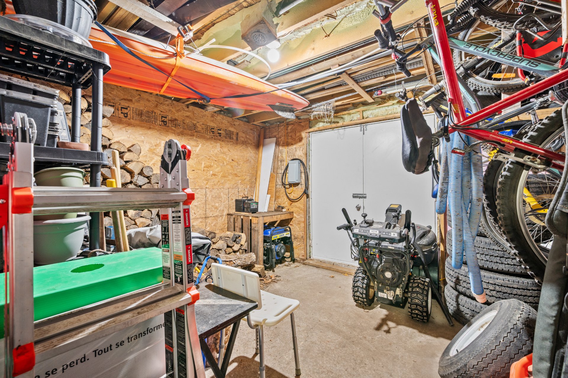 Rangement au sous-sol. Porte d'accès extérieur