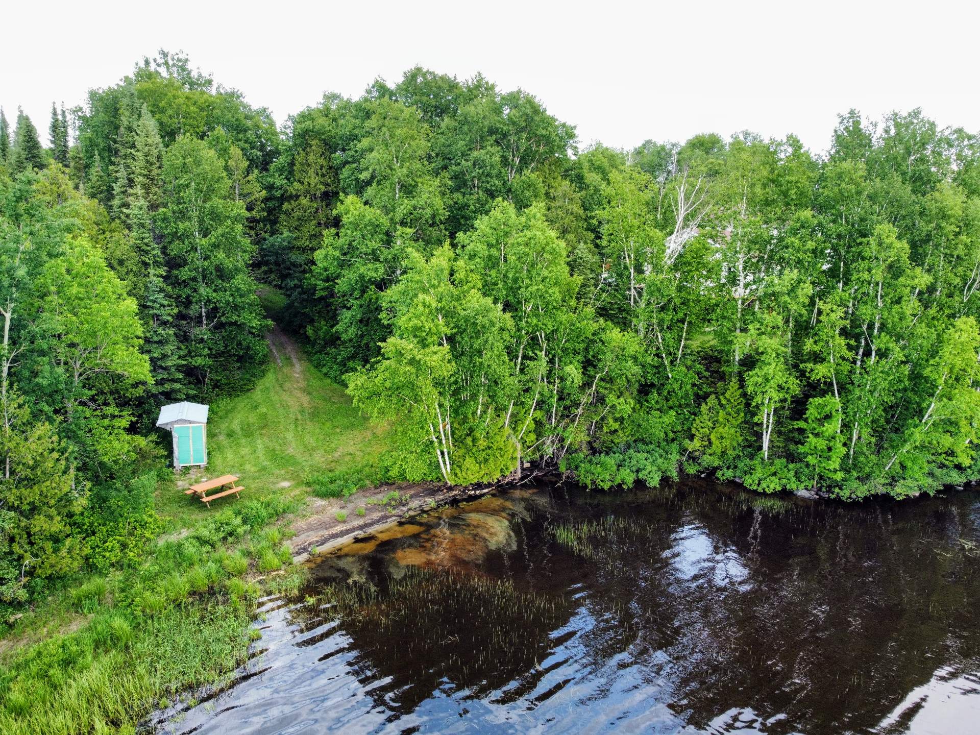 Accès au plan d'eau