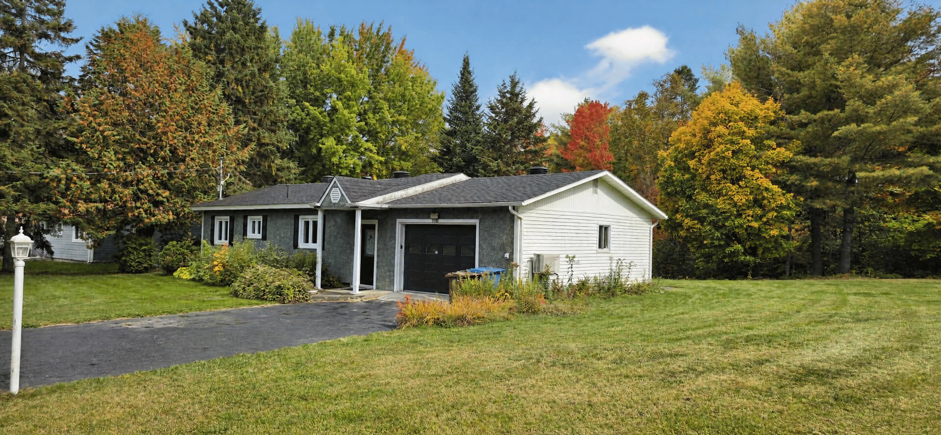 La maison est sur 2 lots de terrain