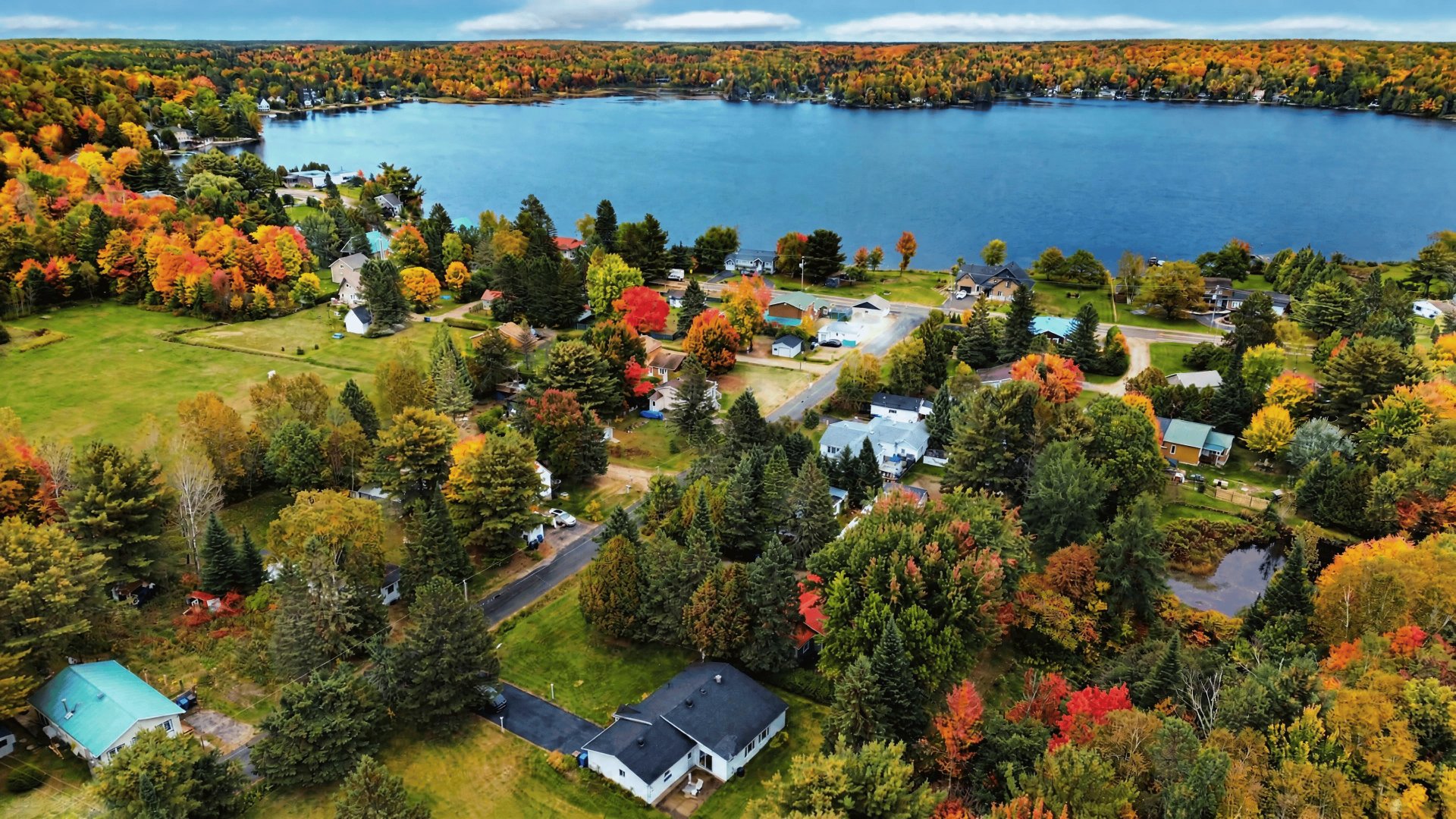 Beau village avec le lac Matambin