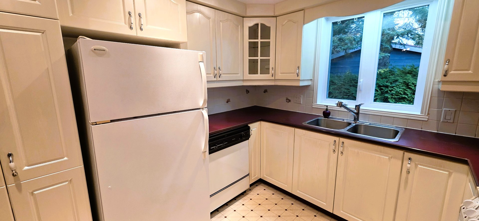 Frigidaire, cuisinière et lave-vaisselle inclus