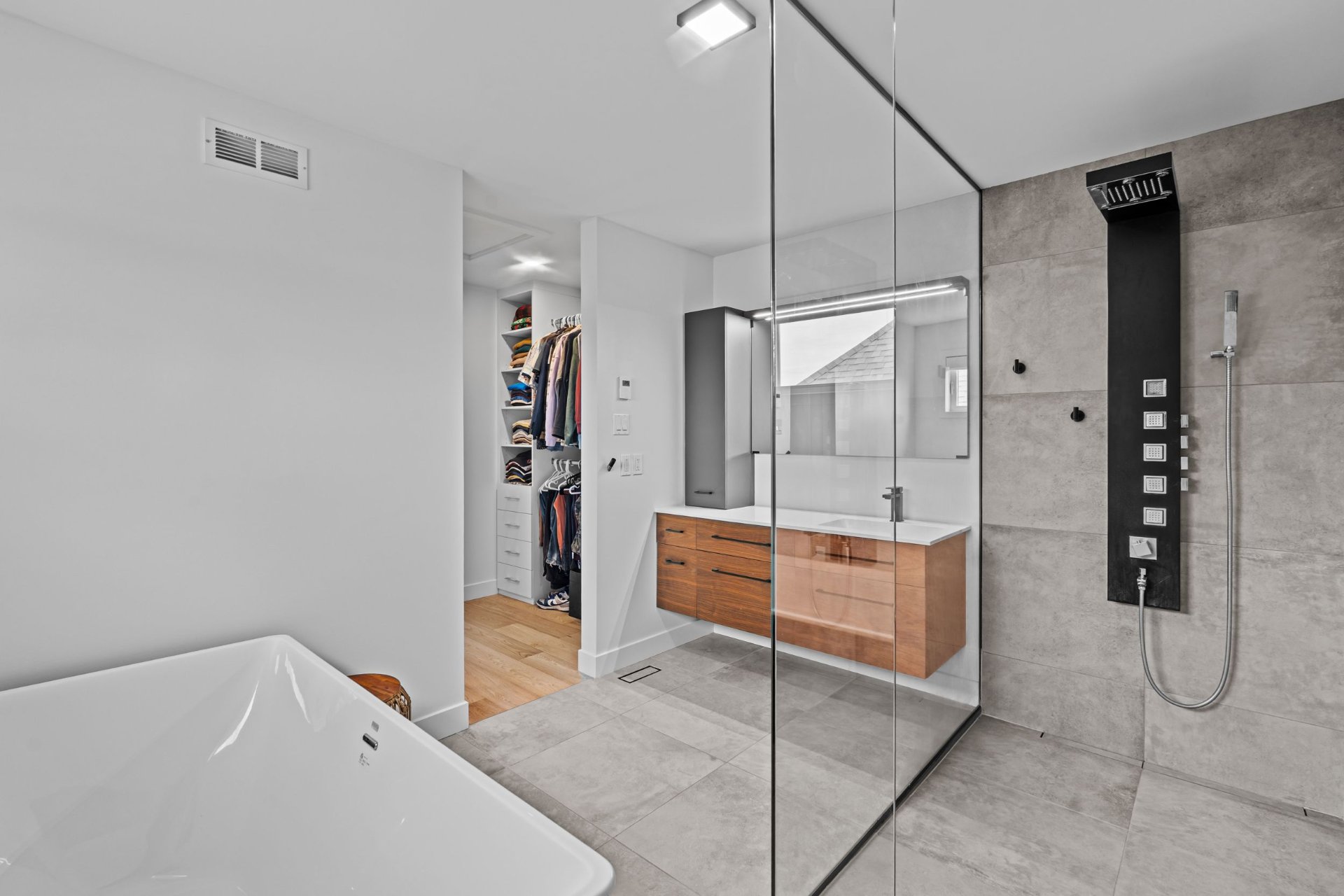 Salle de bains attenante à la CCP