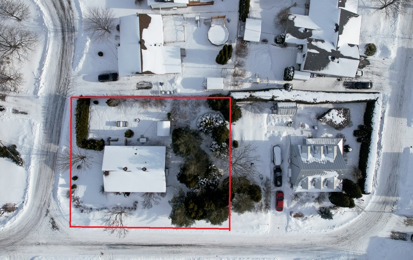 Le contour en rouge a titre indicatif seulement.