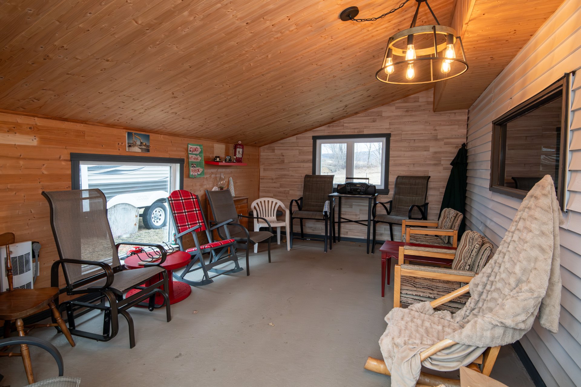 shack à côté du garage détaché