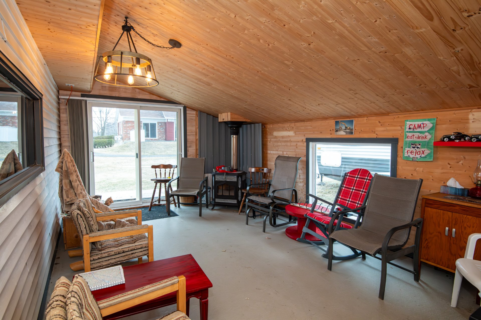 shack à côté du garage détaché