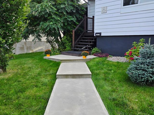 Accès en béton de ciment fini