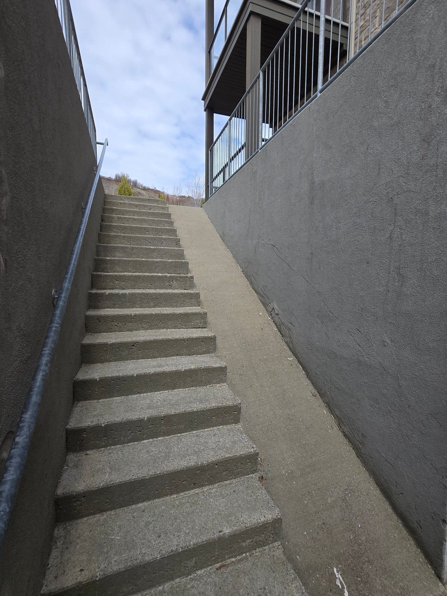 descente vers le rangement à vélos