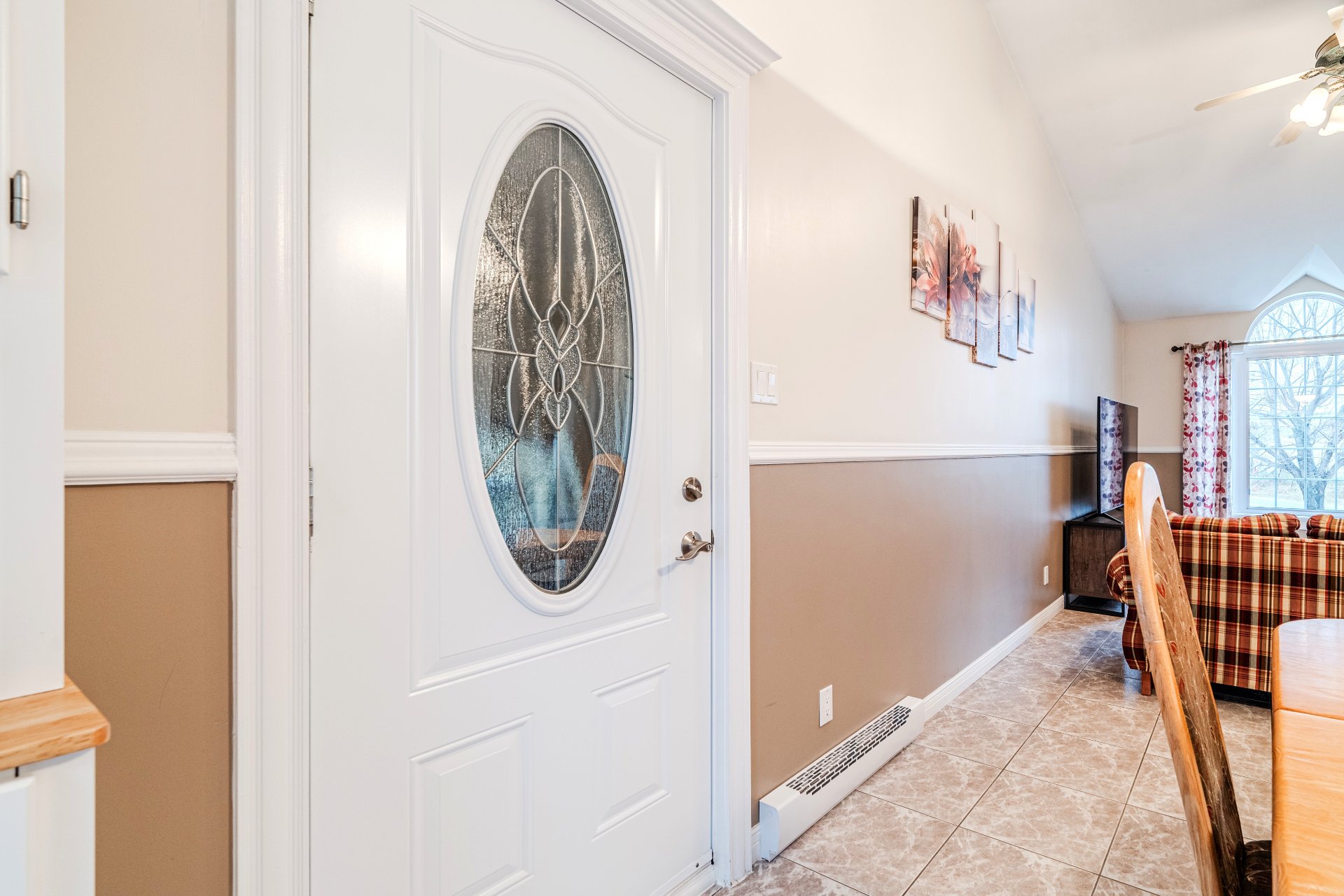 Entrée pour le garage au rez-de-chaussée