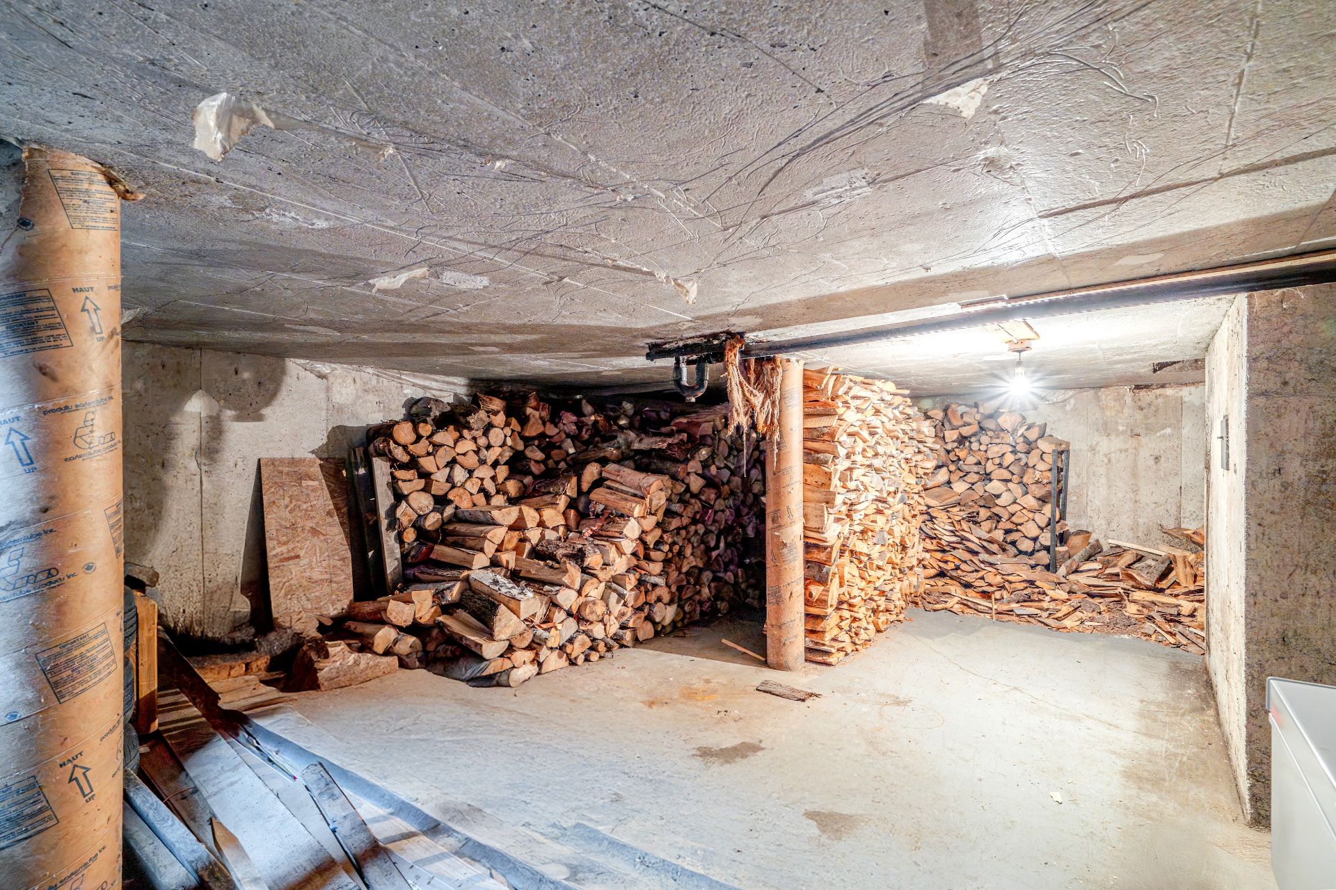 Salle à bois - rangement - sous le garage