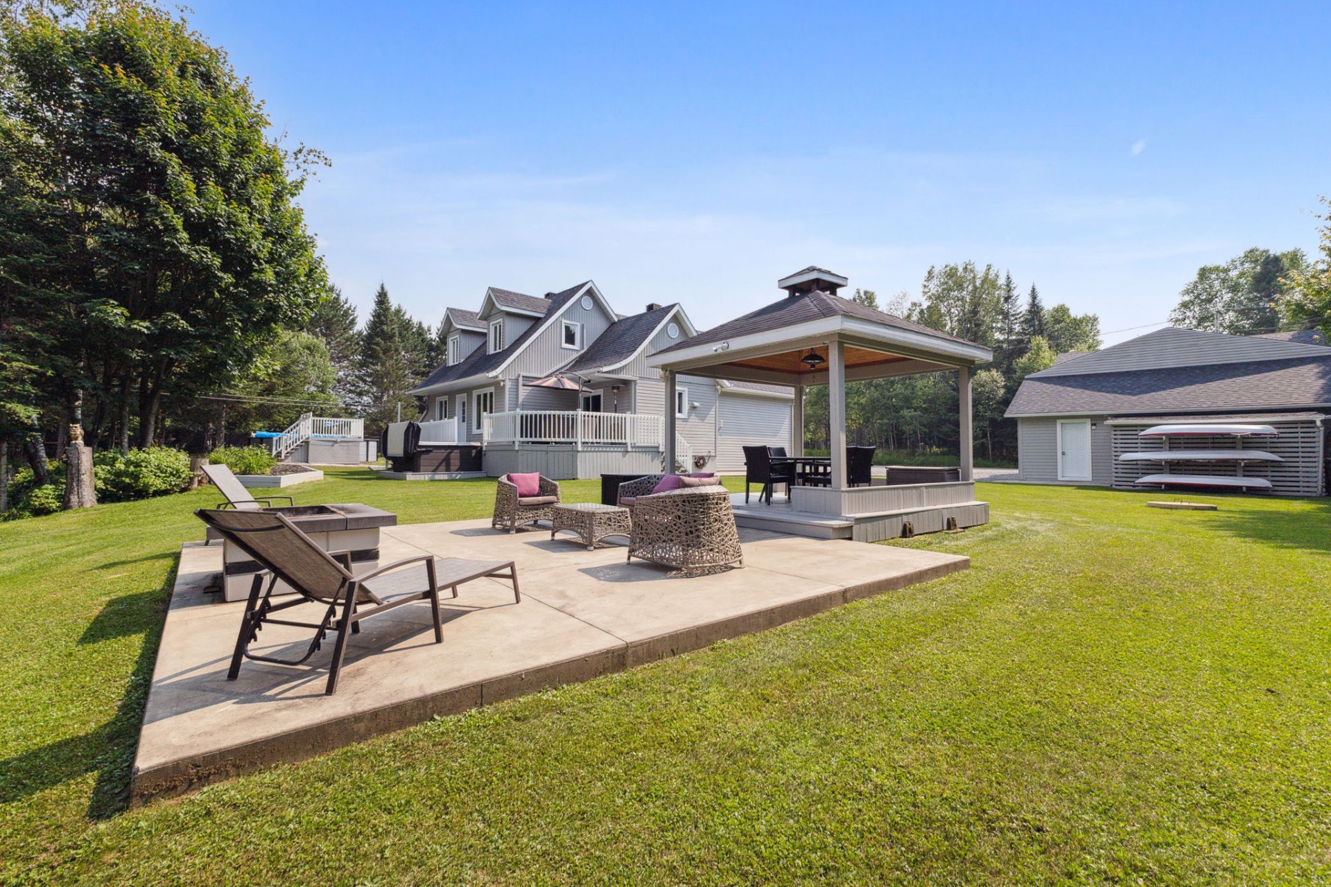 Gazebo avec dalle et foyer pour détente