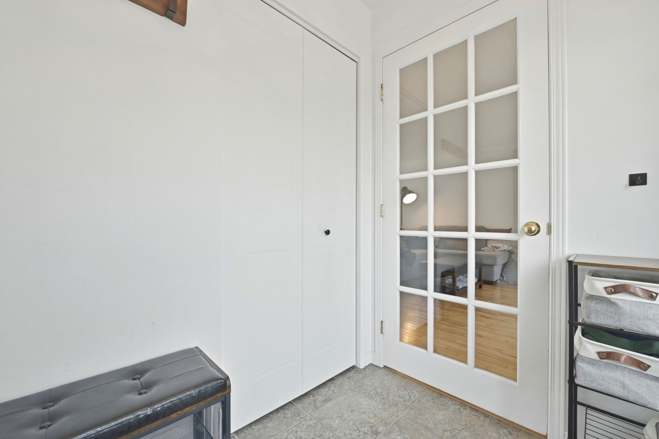 Hall fermé, avec garde-robe double