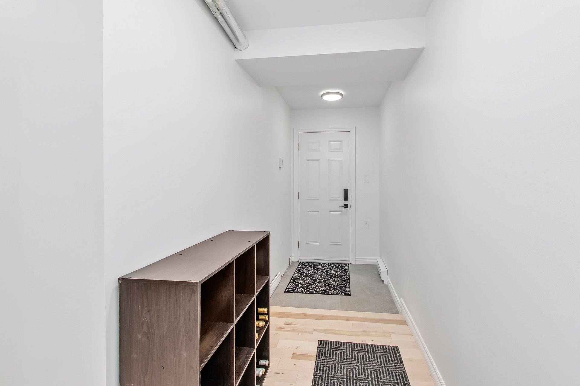 Porte menant à l'extérieur au rez-de-jardin