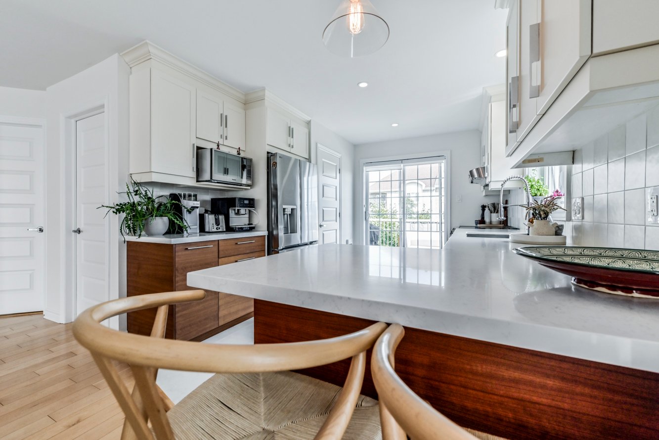 Grand garde-manger et vastes comptoirs