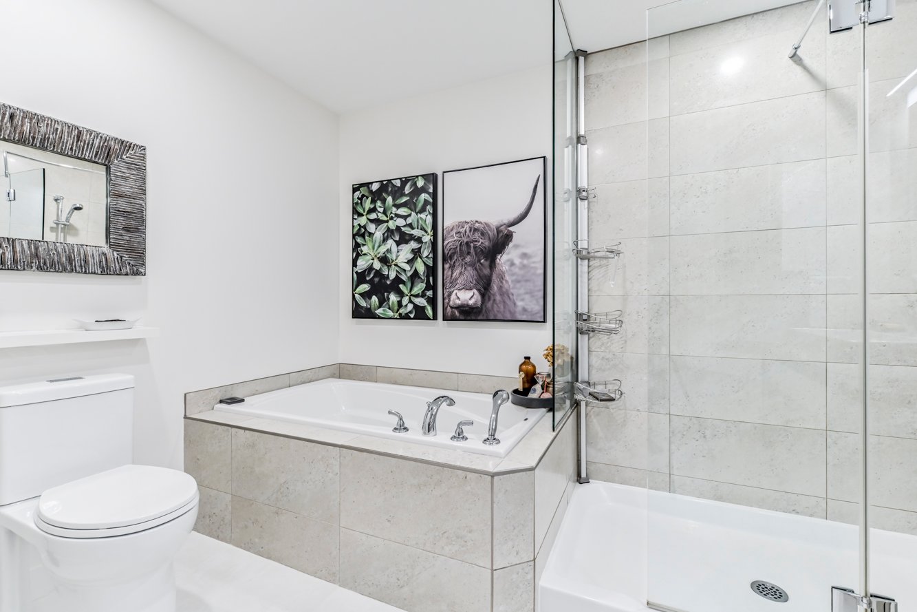 Grande baignoire et douche indépendante vitrée