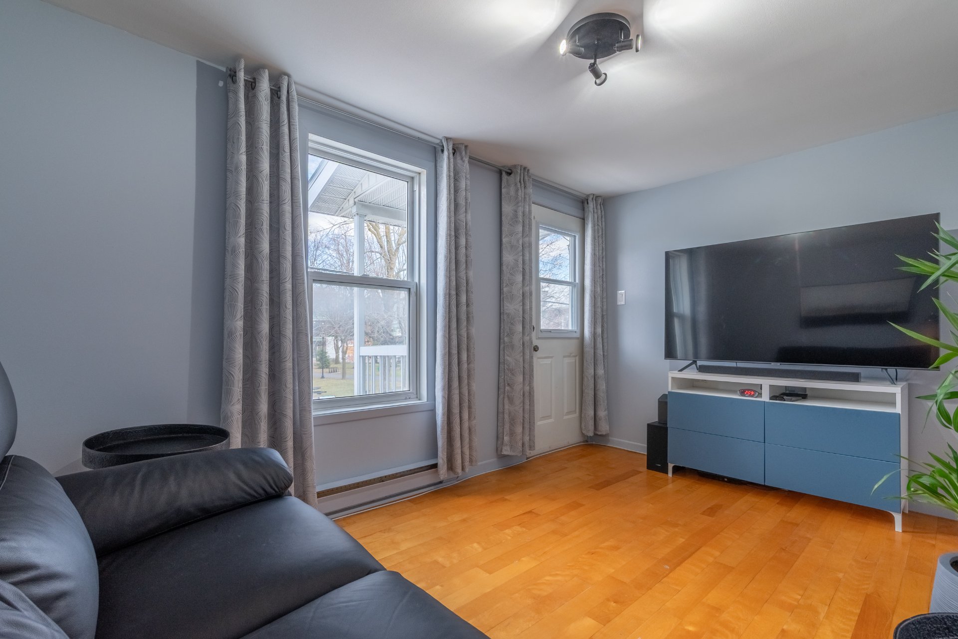 #526 accès balcon avant