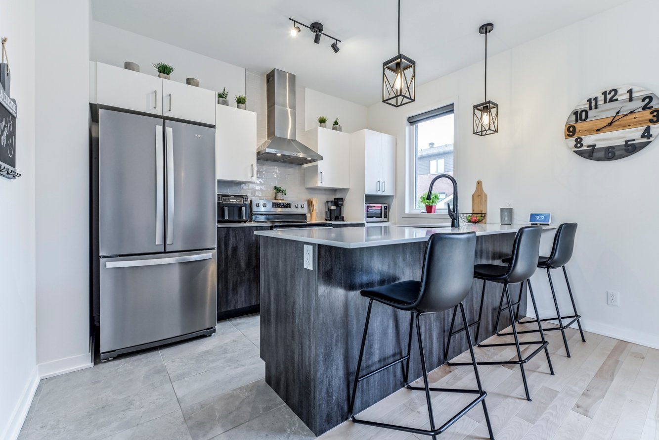 Ilot avec comptoir-lunch de quartz