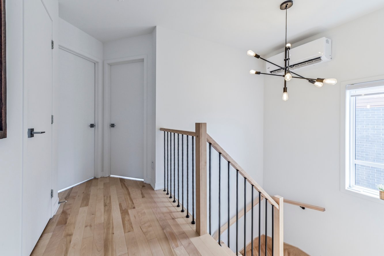 Fenêtre dans l'escalier & climatiseur mural