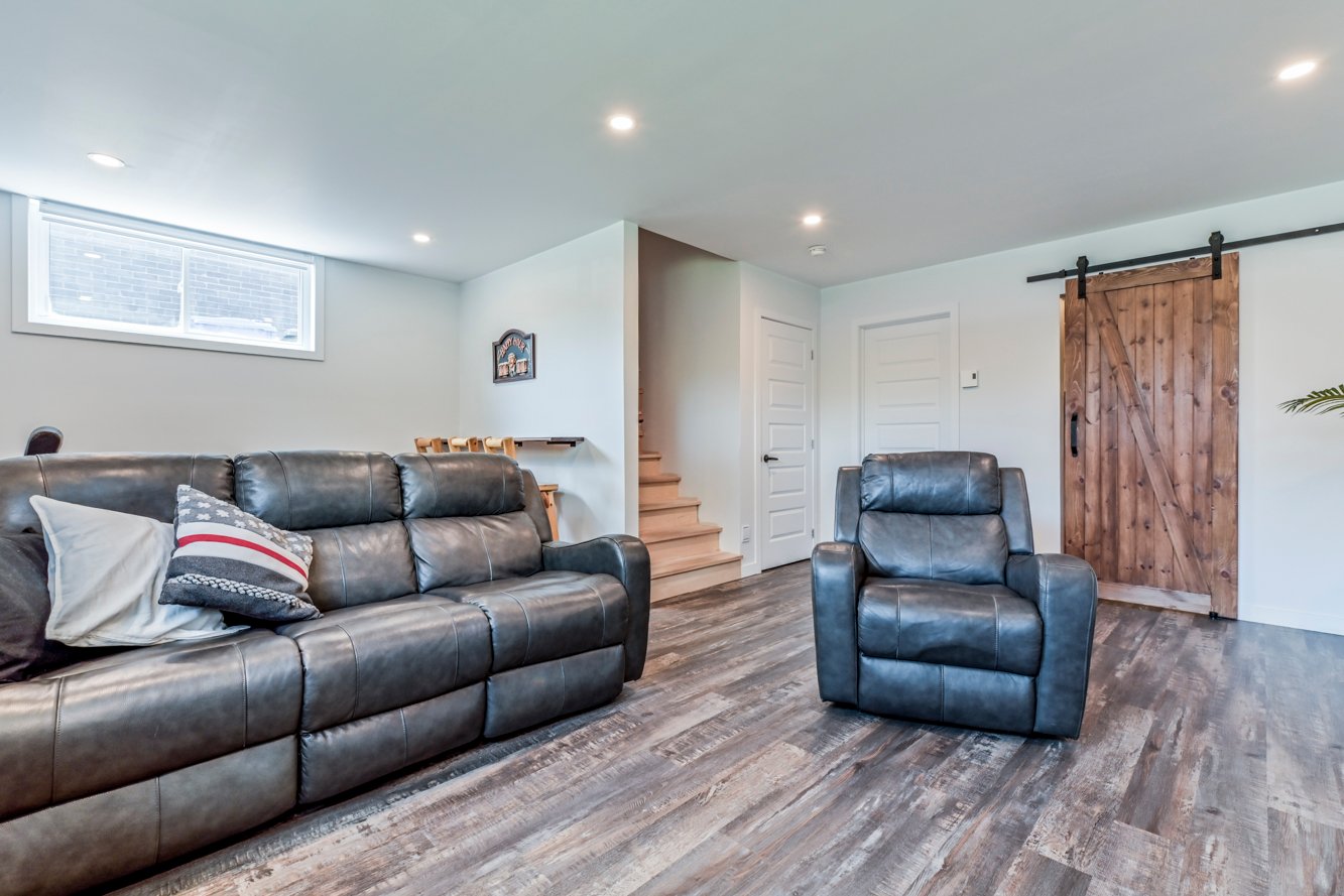 Grande pièce avec 2 fenêtres