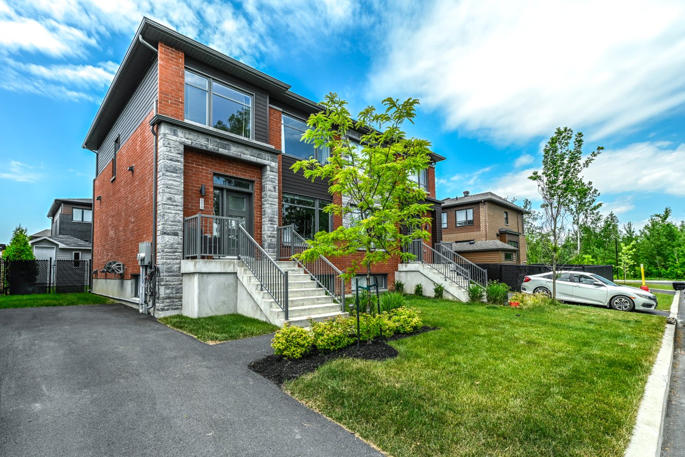 Superbe façade de brique & escalier de béton