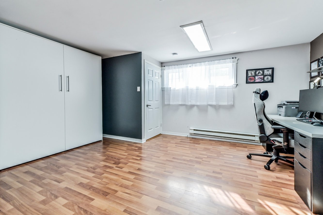 Porte qui se ferme en bas de l'escalier