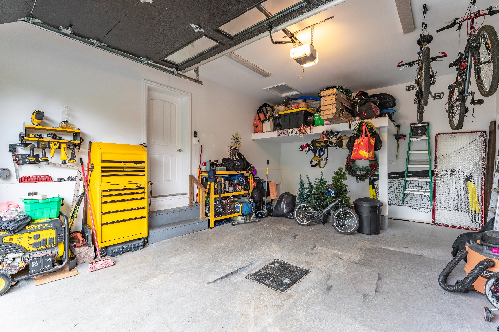 Garage accessible par sous-sol et int. Maison.
