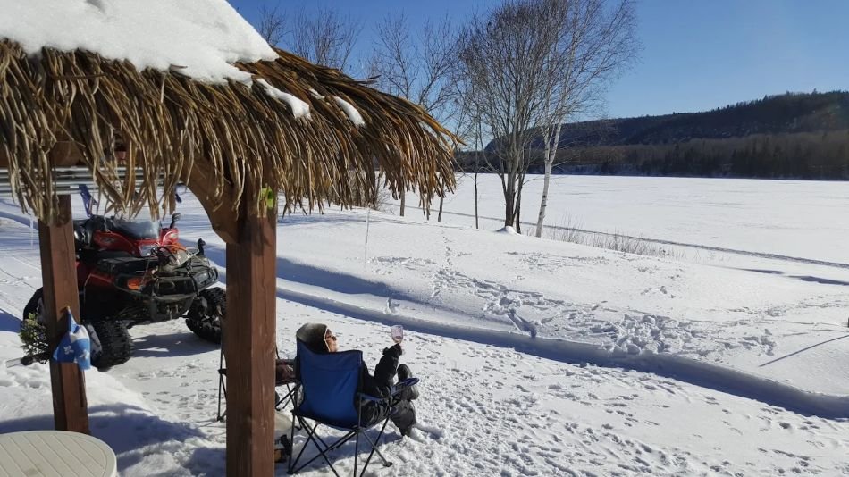 En bordure de la rivière en hiver