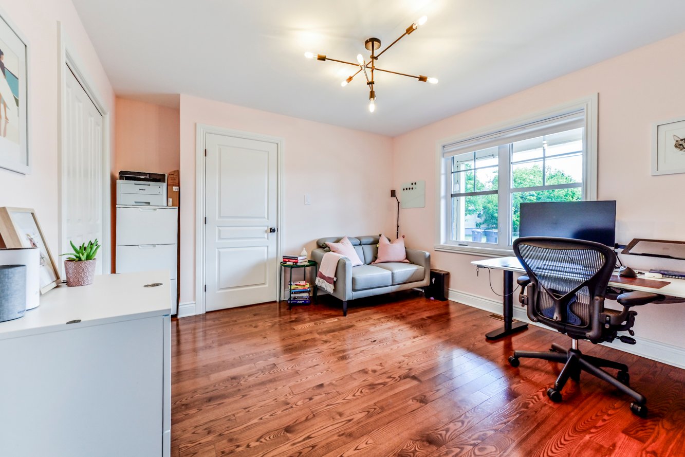 Actuellement bureau, avec garde-robe double