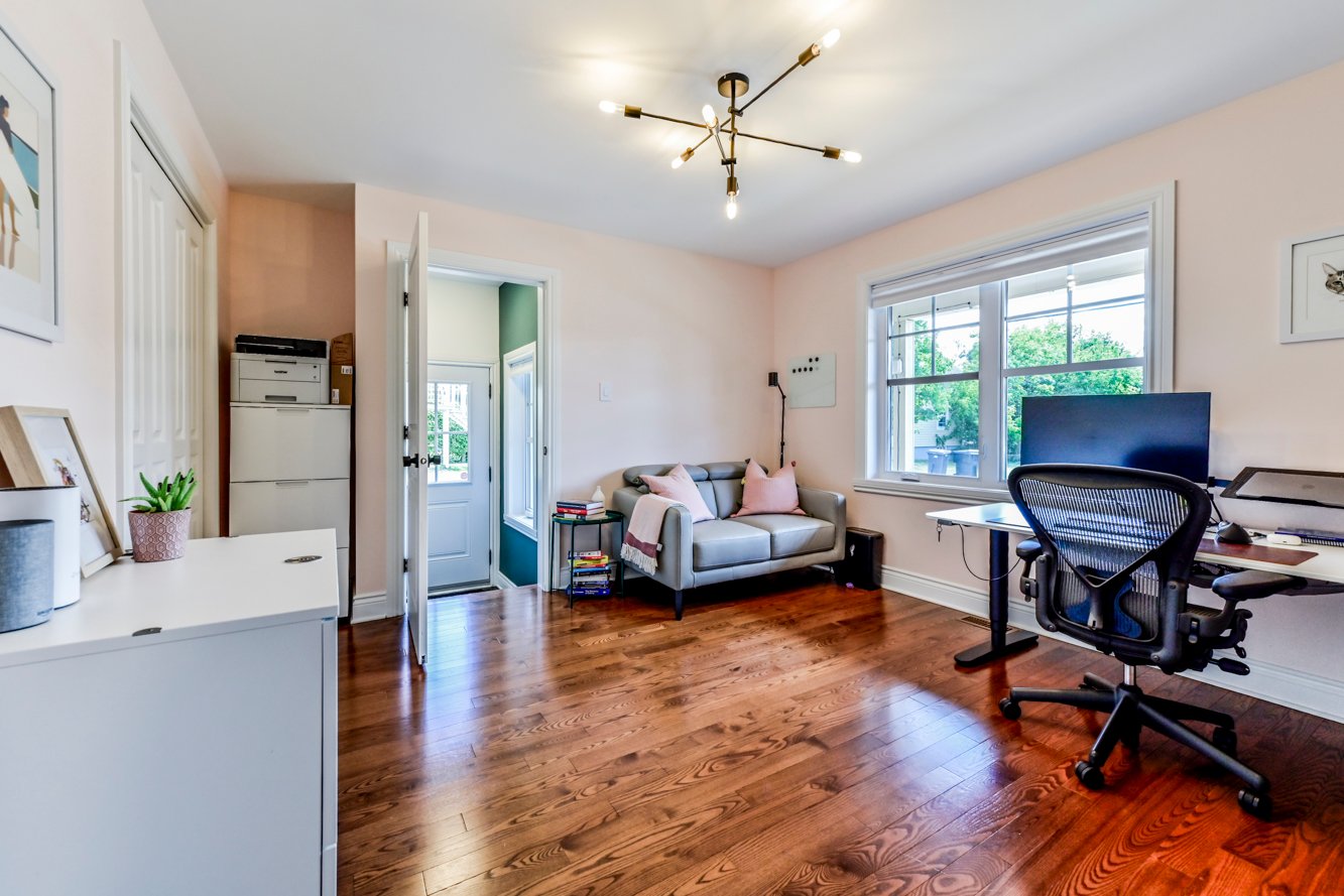 On voit l'entrée indépendante (côté maison)