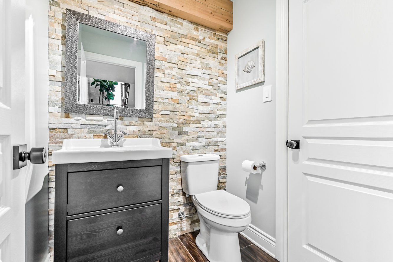 2 accès: Pièces communes et bureau