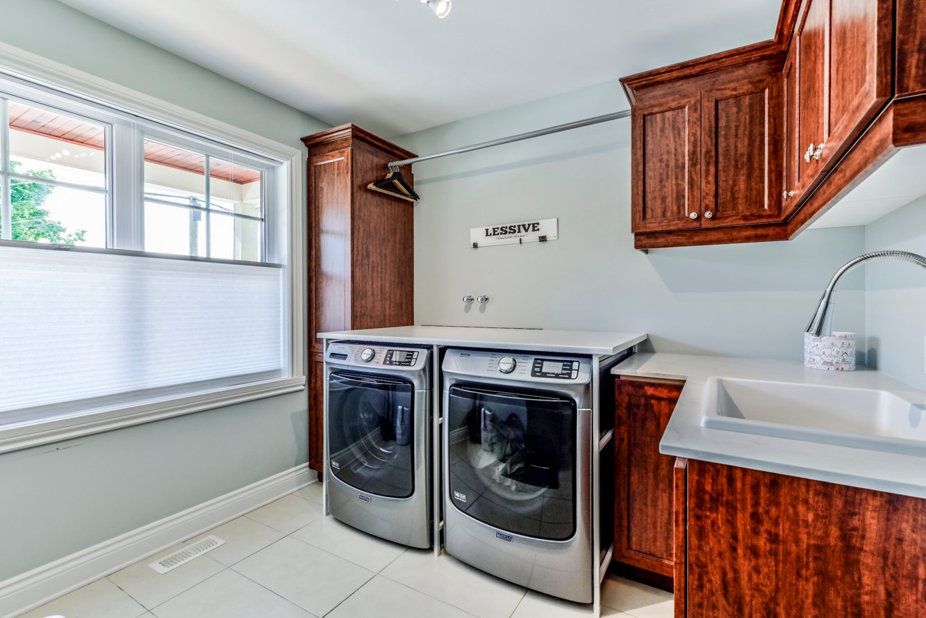 Pièce indépendante. Évier, rangement & pôle