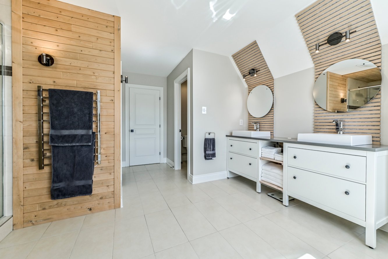 Au fond, toilette intime avec porte