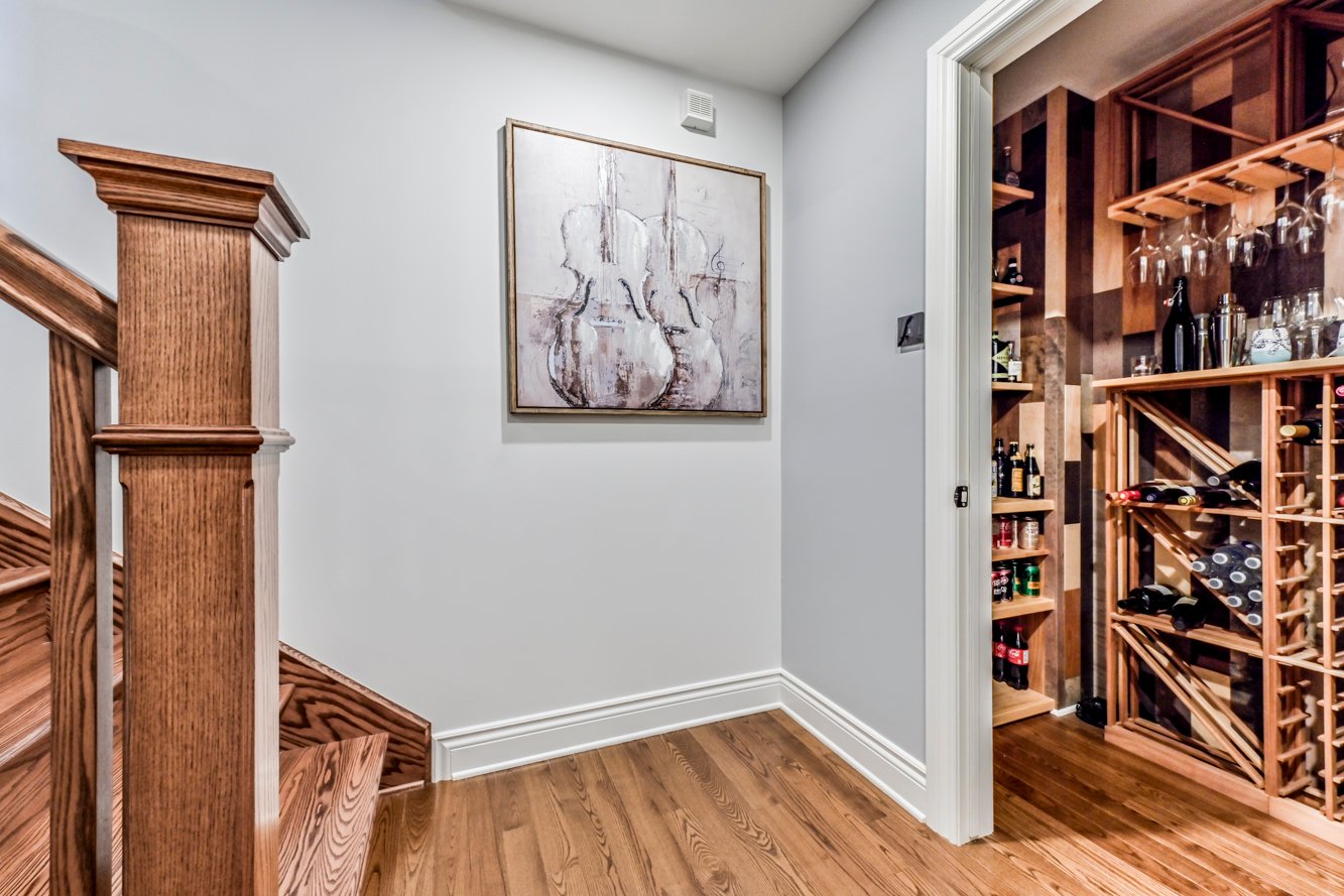 Sur le palier entre le RDC et le sous-sol