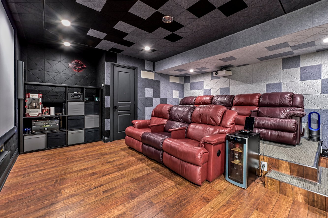 Pièce insonorisée, écran inclus